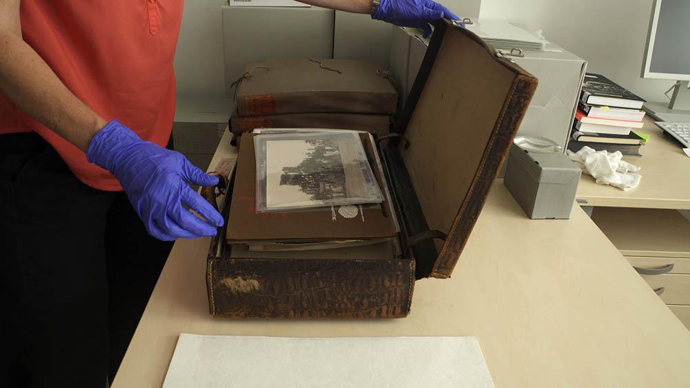 Im Fotoarchiv des Museums am Rotherbaum (Foto: Daniel Kulle)