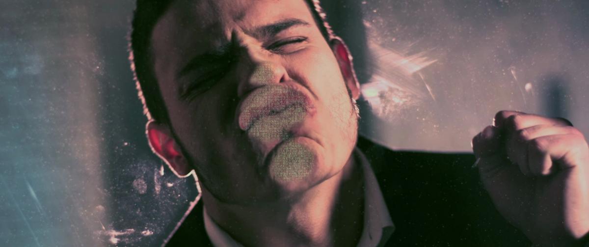 Max presst seine Lippen gegen eine Glasscheibe